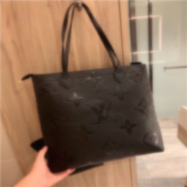 2020 new limited edition shopping bag 20ss new portable one shoulder women's bag style is simple and practical, many items can be put d
2020 new limited edition shopping bag 20ss new portable one shoulder women's bag style is simple and practical, many items can be put d