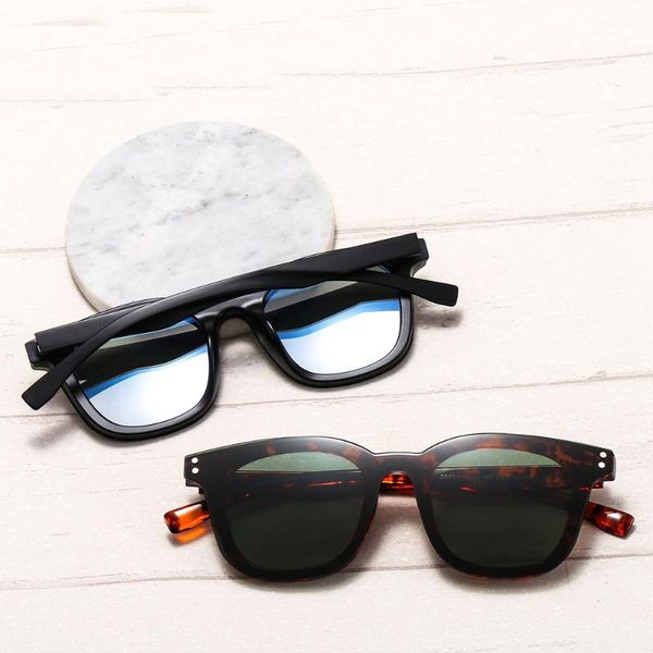 2020 new stylish flat cat eye sunglasses women elegant colored lenses fashion brand design, Blue
2020 new stylish flat cat eye sunglasses women elegant colored lenses fashion brand design, Blue