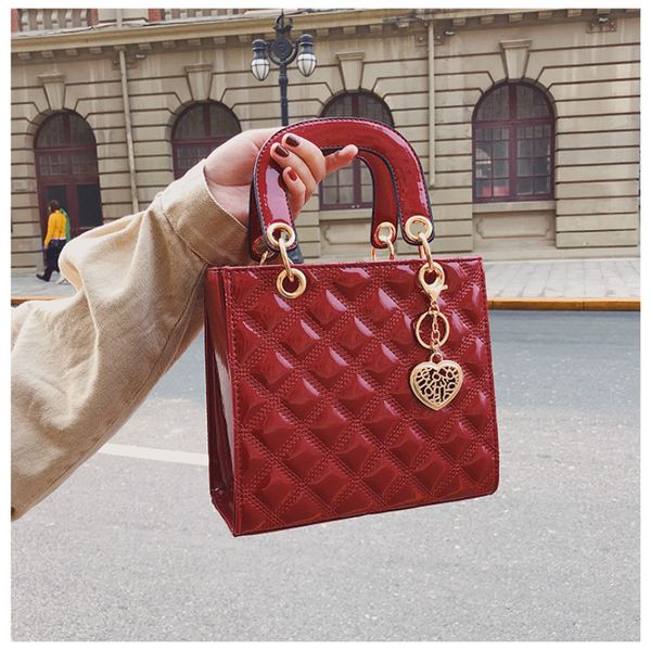2020 fashion new patent leather women's designer handbag lingge chain shoulder messenger bag luxury tote bag
2020 fashion new patent leather women's designer handbag lingge chain shoulder messenger bag luxury tote bag