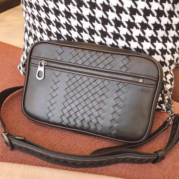 2019 new cross-body bag. clutch bag. leather woven zipper design with low-key casual style. adjustable shoulder strap shoulder bag
2019 new cross-body bag. clutch bag. leather woven zipper design with low-key casual style. adjustable shoulder strap shoulder bag