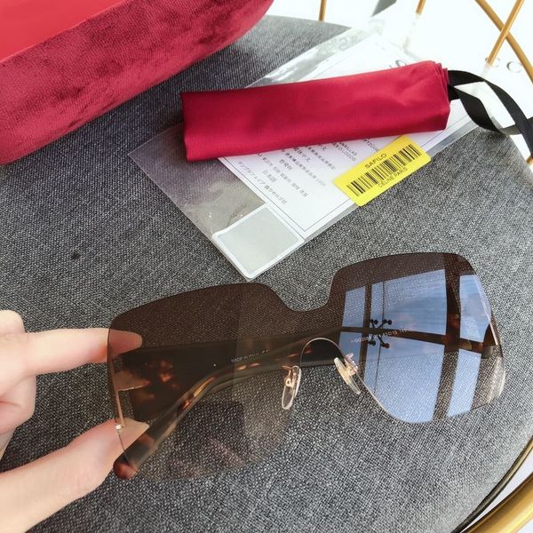 2088 the new women's fashion big frame sunglasses for epidemic prevention package sunglasses in 2020 size 63-15-145, White;black
2088 the new women's fashion big frame sunglasses for epidemic prevention package sunglasses in 2020 size 63-15-145, White;black