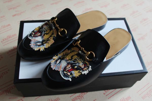 new fashion princetown horsebit slipper with embroidery tiger rose flower real leather black designer shoes man women luxury flat sandals
new fashion princetown horsebit slipper with embroidery tiger rose flower real leather black designer shoes man women luxury flat sandals