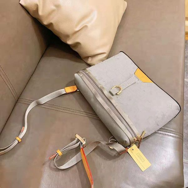 the new 2020 ms messenger inclined genuine leather handbag silver laser single shoulder bag bucket woman purses package
the new 2020 ms messenger inclined genuine leather handbag silver laser single shoulder bag bucket woman purses package