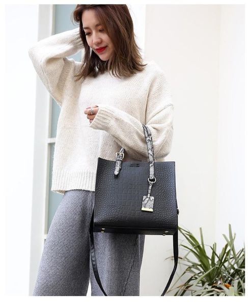 2020 new ladies bag fashion ladies diagonal bag wild shoulder large capacity youth female handbag
2020 new ladies bag fashion ladies diagonal bag wild shoulder large capacity youth female handbag