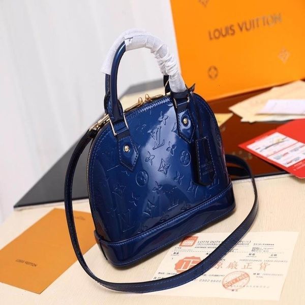 new classic fashion designer bag are compact deluxe bag easy to carry, hand bags with good leather quality number: 60 91606-2
new classic fashion designer bag are compact deluxe bag easy to carry, hand bags with good leather quality number: 60 91606-2