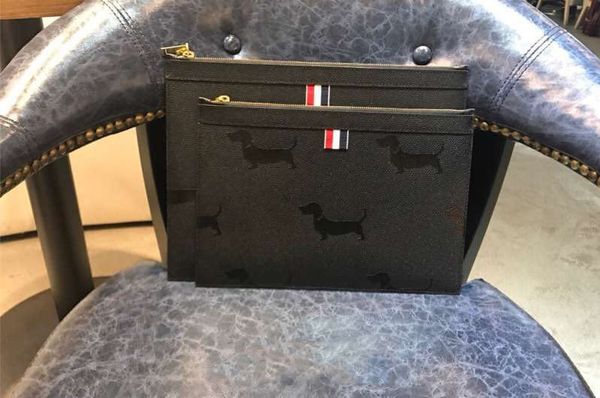 2019 new men's handbag american fashion designer handbag fashion trend style front animal offset decoration can be placed tablet
2019 new men's handbag american fashion designer handbag fashion trend style front animal offset decoration can be placed tablet