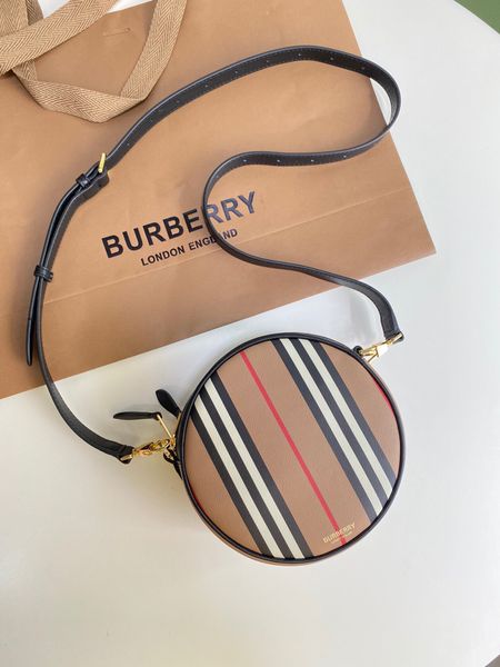classic lady's handbag 7a high-end custom quality handbag fashion business casual style metal accessories with long shoulder strap
classic lady's handbag 7a high-end custom quality handbag fashion business casual style metal accessories with long shoulder strap