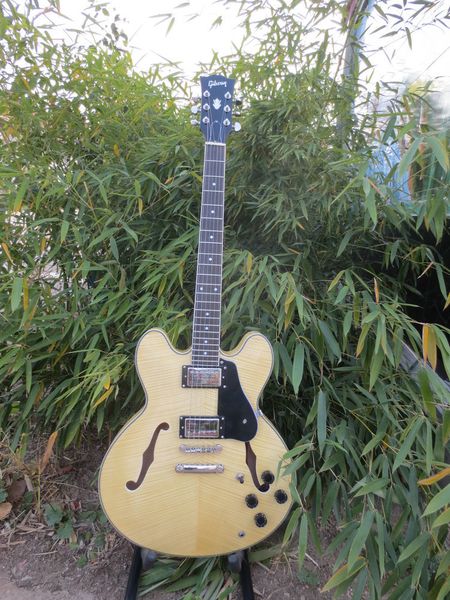 Cla ical 335 electric guitar with natural wooden color hollow body in tock hipping 
Cla ical 335 electric guitar with natural wooden color hollow body in tock hipping