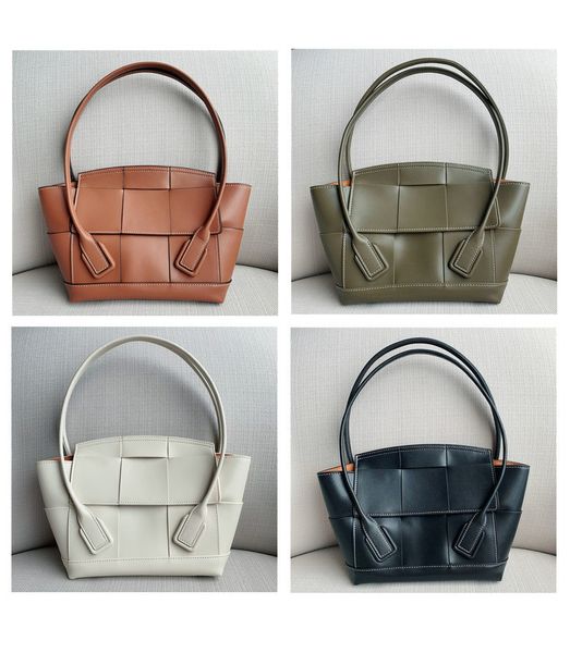 high qulity luxury designer women tote nano belt bag trend high end arco bag ladies genuine leather handbag large capacity ladies clutch bag
high qulity luxury designer women tote nano belt bag trend high end arco bag ladies genuine leather handbag large capacity ladies clutch bag