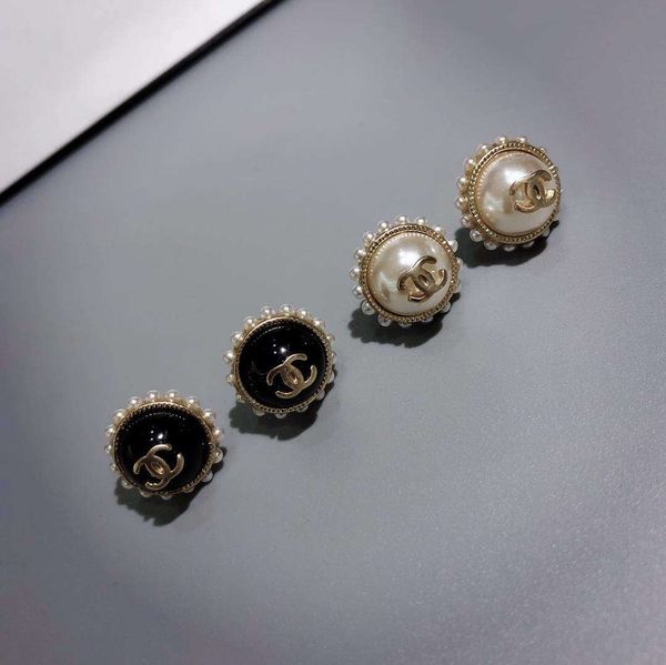 Top brass material stud earring shape with white Pearls and black and Earring for women gift wedding jewelry gift PS6726A
Top brass material stud earring shape with white Pearls and black and Earring for women gift wedding jewelry gift PS6726A