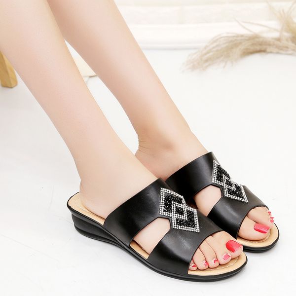 2018 summer new crystal big size 36-42 fashion mother slippers comfort thick sole outside beach shoes women home slippers, Black
2018 summer new crystal big size 36-42 fashion mother slippers comfort thick sole outside beach shoes women home slippers, Black
