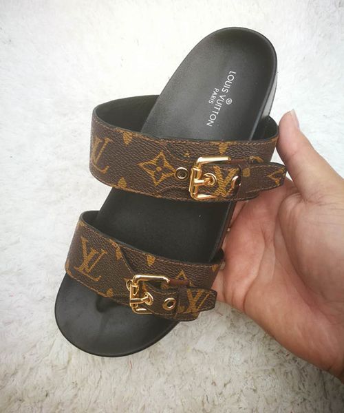 Branded men canva trap buckle mule home hoe de igner women flower letter print rubber out ole flat lipper
Branded men canva trap buckle mule home hoe de igner women flower letter print rubber out ole flat lipper