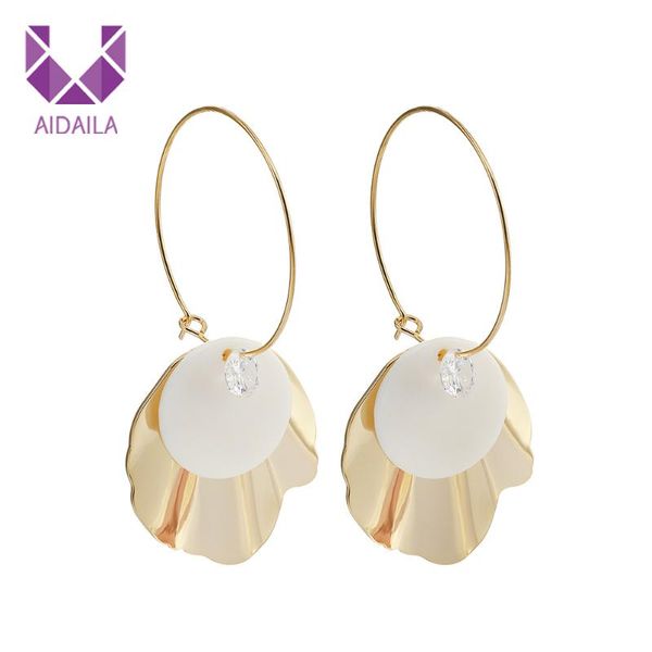 women hoop earrings with shell copper metal new fashion design new jewelry gift for women, Golden
women hoop earrings with shell copper metal new fashion design new jewelry gift for women, Golden