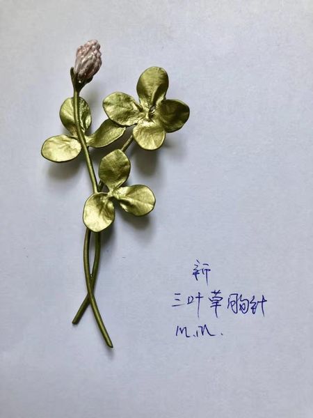 handmade three-leaf grass flower brooch, Gray 
handmade three-leaf grass flower brooch, Gray