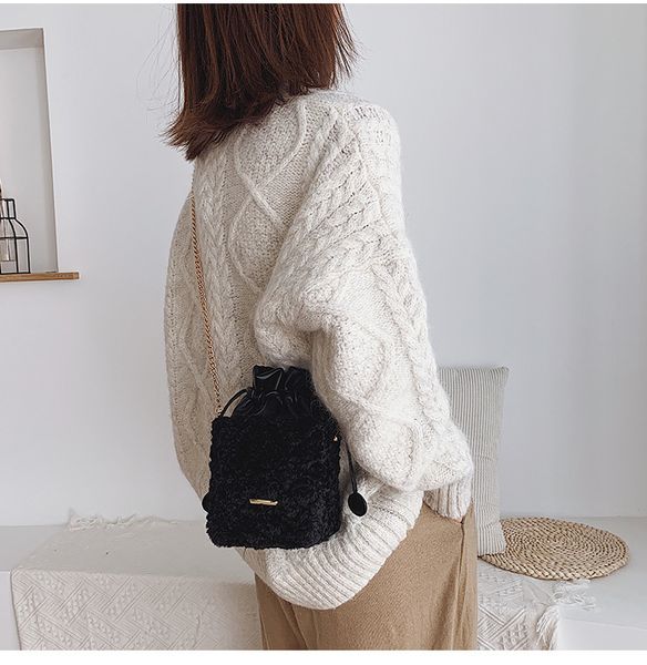 winter plush women's bag 2020 new trend wild messenger bag fashion korean shoulder cute mini bucket four colors
winter plush women's bag 2020 new trend wild messenger bag fashion korean shoulder cute mini bucket four colors