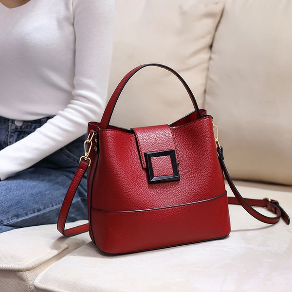 2020 new ladies shoulder bag pu korean version diagonal cross fashion stylish large capacity portable bucket bag
2020 new ladies shoulder bag pu korean version diagonal cross fashion stylish large capacity portable bucket bag