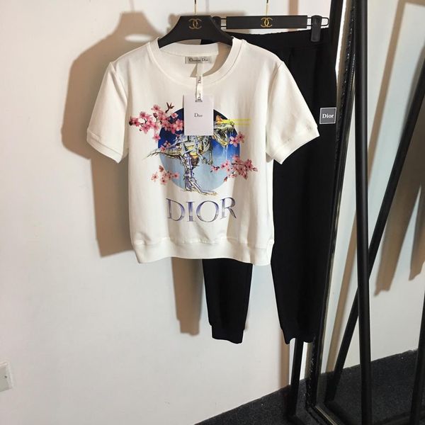 2019 ummer black white red blue dino aur print milan runway 2 piece et hort leeve top and pant celebrity tyle ve tido dh209
2019 ummer black white red blue dino aur print milan runway 2 piece et hort leeve top and pant celebrity tyle ve tido dh209