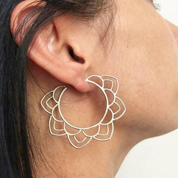 round vintage retro simple earrings golden silver color metallic boho lace figures bohemia hollow hoop earrings for women o3e771
round vintage retro simple earrings golden silver color metallic boho lace figures bohemia hollow hoop earrings for women o3e771