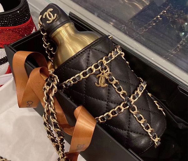 дизайнерский чайник высокое качество woc water cup роскошный модный бренд чайник 2020 новый 5a мужчины термос чашка с коробкой, White
дизайнерский чайник высокое качество woc water cup роскошный модный бренд чайник 2020 новый 5a мужчины термос чашка с коробкой, White