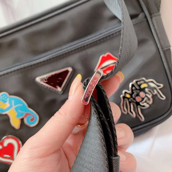 the new 2020 badges oblique nylon male and female bag single girls boys shoulder both men and women purses handbags luxury handbag
the new 2020 badges oblique nylon male and female bag single girls boys shoulder both men and women purses handbags luxury handbag