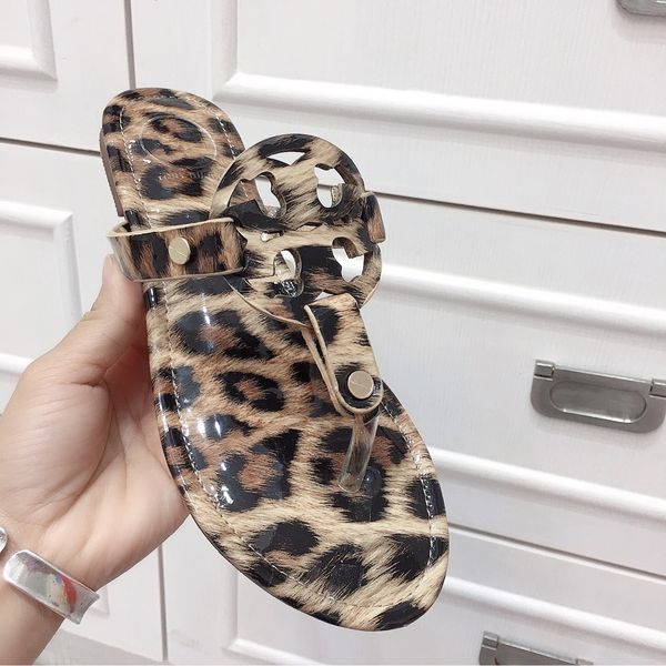 2020 new flip flops size 35-42 summer beach women fashion sandals shoes slide wide flat slippery with thick slipper, Black
2020 new flip flops size 35-42 summer beach women fashion sandals shoes slide wide flat slippery with thick slipper, Black