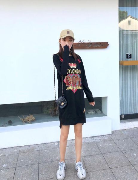 2019 new boy london gold print letter crown split dress casual fashion wing pullover sweatshirts girls youth cotton warm long sweater, Black 
2019 new boy london gold print letter crown split dress casual fashion wing pullover sweatshirts girls youth cotton warm long sweater, Black