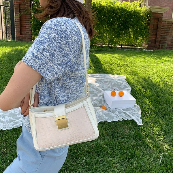 2020 new shoulder bag women's casual fashion korean version of large-capacity ladies simple solid color armpit bag
2020 new shoulder bag women's casual fashion korean version of large-capacity ladies simple solid color armpit bag