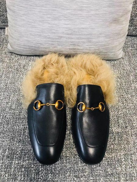 2019 new fashion society princetown slippers are made of leather, fully lined with wool plush embroidery and horsebits for men, Black
2019 new fashion society princetown slippers are made of leather, fully lined with wool plush embroidery and horsebits for men, Black