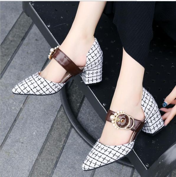 2019 new broad-heeled, pointed women's shoes korean version hollow women's foot cover casual metal belt buckle single shoe, Black
2019 new broad-heeled, pointed women's shoes korean version hollow women's foot cover casual metal belt buckle single shoe, Black