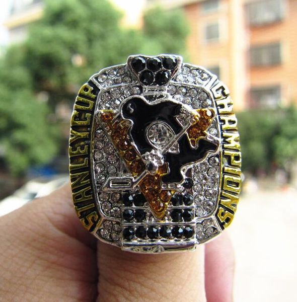 2017 pittsburgh penguins stanley cup team champion championship ring with wooden display box souvenir fan gift wholesale 2019 drop shipping, Golden;silver
2017 pittsburgh penguins stanley cup team champion championship ring with wooden display box souvenir fan gift wholesale 2019 drop shipping, Golden;silver