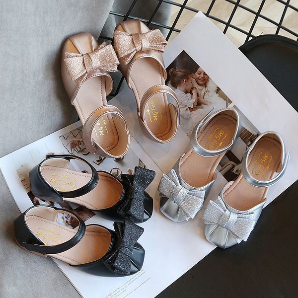 2020 new children's baby girls non-slip leather princess shoes summer fashion bow kids sandals black gold silver y200619, Black;red
2020 new children's baby girls non-slip leather princess shoes summer fashion bow kids sandals black gold silver y200619, Black;red