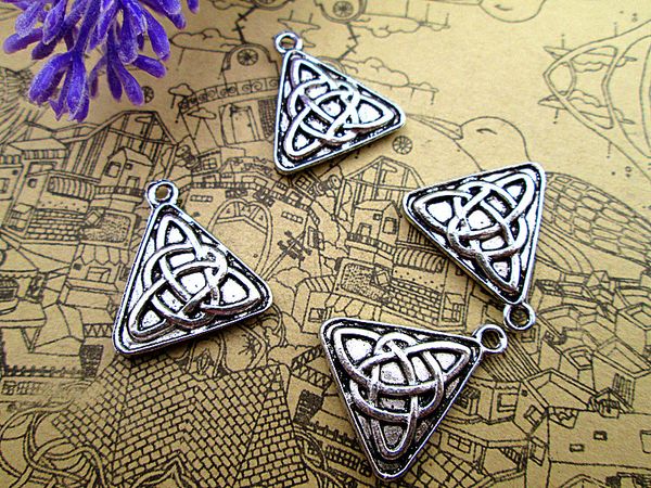 45pcs- trinity knots charms , antique tibetan silver 2 sided knot triangle charms pendants 19 x 17 mm, Bronze;silver
45pcs- trinity knots charms , antique tibetan silver 2 sided knot triangle charms pendants 19 x 17 mm, Bronze;silver