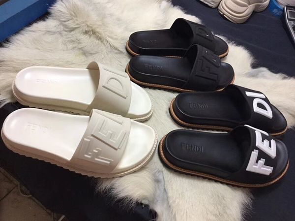2019 fashion designers design womanan men slippers High Leather woman slippers European and american style with the packing hot sale
2019 fashion designers design womanan men slippers High Leather woman slippers European and american style with the packing hot sale