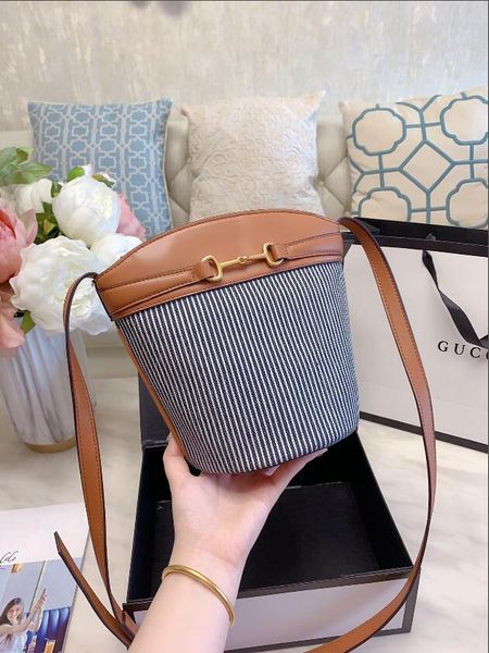 fashion 2020 women's barrel classic one-shoulder diagonal cross type bag in 3 colors
fashion 2020 women's barrel classic one-shoulder diagonal cross type bag in 3 colors