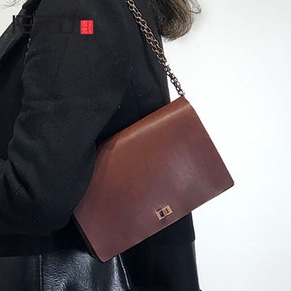 aetoo leather literary retro shoulder girl bag, hand-made cowhide postman bag, plant tanning leather chain women's bag
aetoo leather literary retro shoulder girl bag, hand-made cowhide postman bag, plant tanning leather chain women's bag