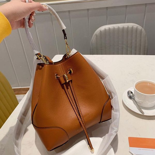 classic designer handbag ladies tote bucket bag drawstring barrel-shaped bag shoulder crossbody bags 22cm ing
classic designer handbag ladies tote bucket bag drawstring barrel-shaped bag shoulder crossbody bags 22cm ing