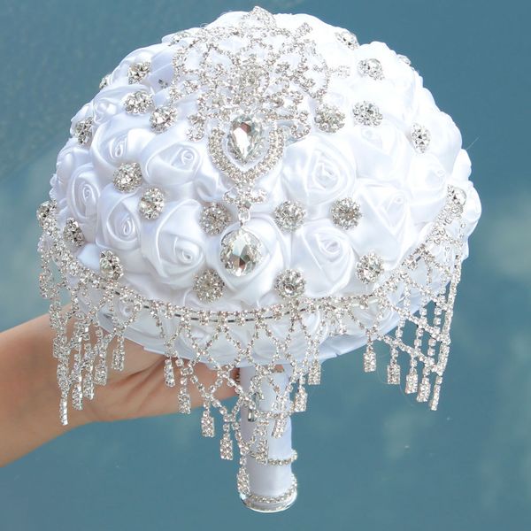 2019 luxury white silk rose wedding flowers crystal brooch bridal holding flowers tassel full diamond stitch wedding bouquet 18cm2372
2019 luxury white silk rose wedding flowers crystal brooch bridal holding flowers tassel full diamond stitch wedding bouquet 18cm2372