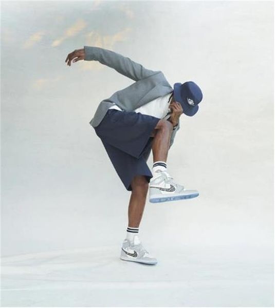 dior oblique x aj 1 air jordan 1 high og kaws by kim jones upper is milky white and light gray transparent crystal outsole basketball shoes, Blue;gray
dior oblique x aj 1 air jordan 1 high og kaws by kim jones upper is milky white and light gray transparent crystal outsole basketball shoes, Blue;gray