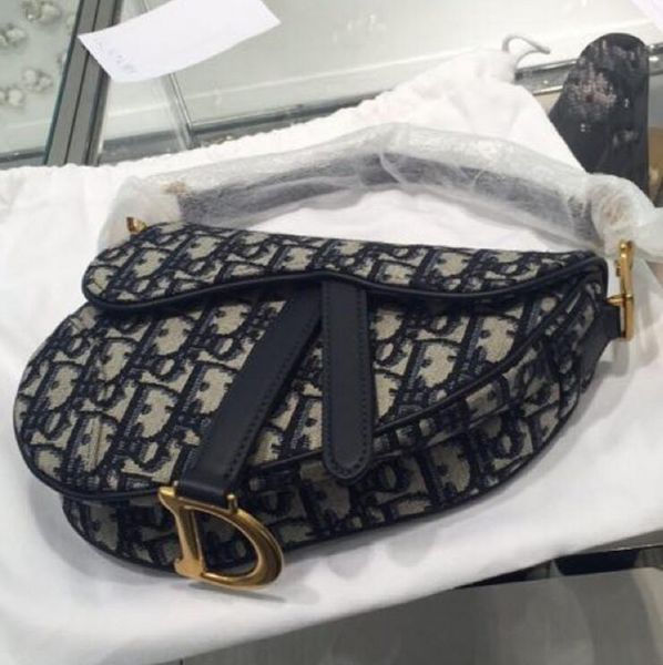 Cla ic de igner cchri tian addle oblique women handbag vintage printed flip addle bag houlder lung handbag
Cla ic de igner cchri tian addle oblique women handbag vintage printed flip addle bag houlder lung handbag