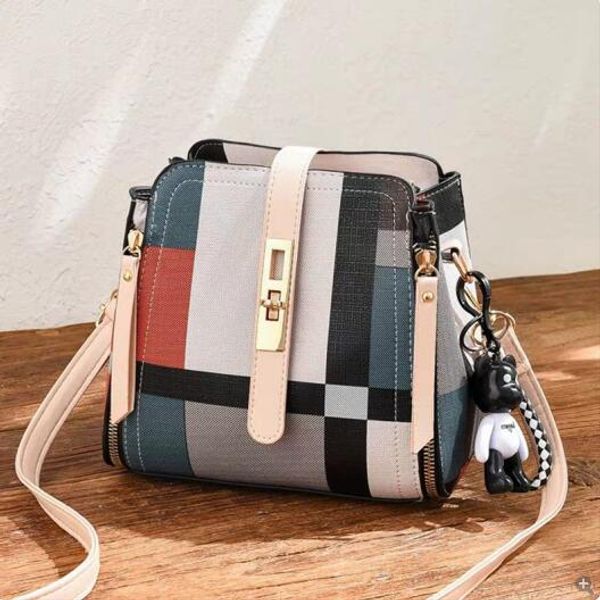 удобный регулируемый наплечный ремень, мягкая и интимная сумка, которую невозможно снять в обычном порядке
удобный регулируемый наплечный ремень, мягкая и интимная сумка, которую невозможно снять в обычном порядке