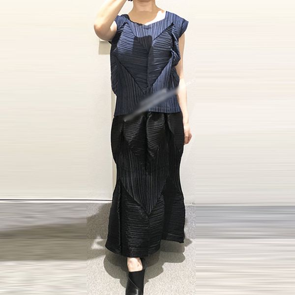 miyake fashion fold solid short sleeve o-neck t-shirt+ pleated bud skirt soild suit in stock, White
miyake fashion fold solid short sleeve o-neck t-shirt+ pleated bud skirt soild suit in stock, White