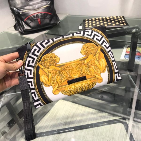 2019 new fashion designer men clutch bag 1804-1 big face logo deign italy leather texture clutch black square wallet 28x18x1cm
2019 new fashion designer men clutch bag 1804-1 big face logo deign italy leather texture clutch black square wallet 28x18x1cm