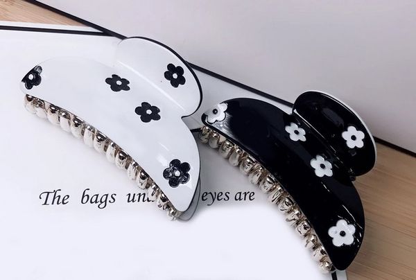 7x3.5cm acrylic black and white plum flower grip hair claw clamp hairpiece headgear fashion ornaments counter gift 4pcs/lot, Slivery;golden
7x3.5cm acrylic black and white plum flower grip hair claw clamp hairpiece headgear fashion ornaments counter gift 4pcs/lot, Slivery;golden
