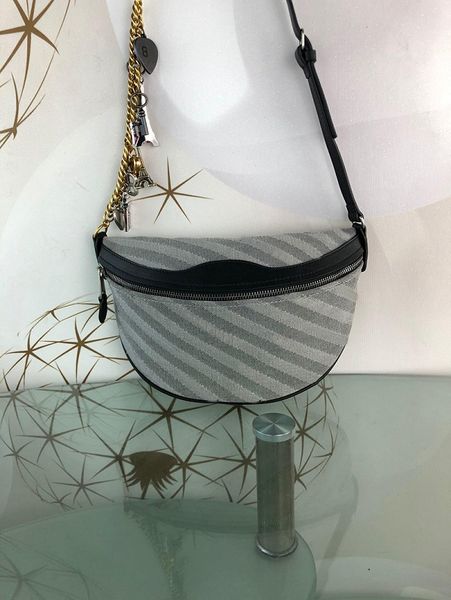 19ss paris bb shoulder bag small graffiti souvenir handbag luxury designer bb women shoulder bag waist bags crossbody bags 27*19cm
19ss paris bb shoulder bag small graffiti souvenir handbag luxury designer bb women shoulder bag waist bags crossbody bags 27*19cm
