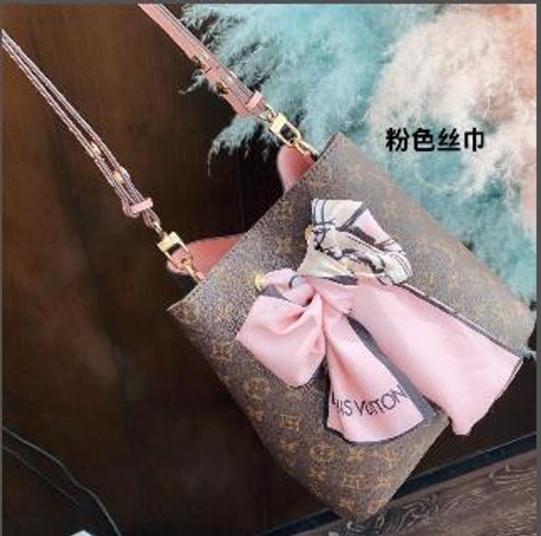 trendy bucket bag with colorful calfskin trim, adjustable shoulder strap design to create a modern style cross body style
trendy bucket bag with colorful calfskin trim, adjustable shoulder strap design to create a modern style cross body style
