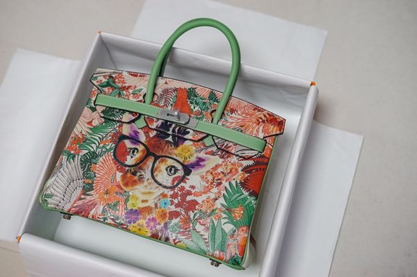 whosale fully handmade artwork design briikin handbag wax thread, fast delivery, have many other designs on web,contact me for details
whosale fully handmade artwork design briikin handbag wax thread, fast delivery, have many other designs on web,contact me for details