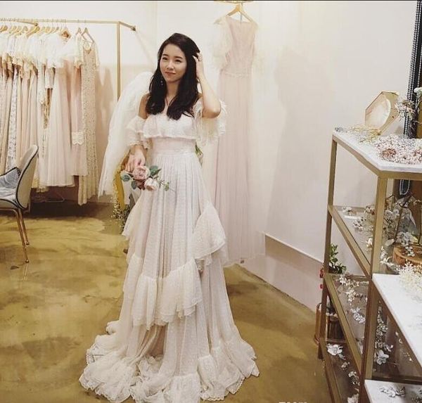 country lace boho wedding dresses a line sweetheart off the shoulder tiered beach bridal gowns tulle floor length bohemian vestido de novia, White
country lace boho wedding dresses a line sweetheart off the shoulder tiered beach bridal gowns tulle floor length bohemian vestido de novia, White