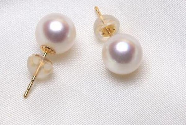 beautiful pair of 10-11mm south sea round white pearl earrings18k earrings
beautiful pair of 10-11mm south sea round white pearl earrings18k earrings