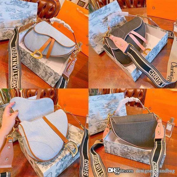 2020 new winter dsigner luxury fashion personality ladies shoulder bag handbag come with box size 25cm
2020 new winter dsigner luxury fashion personality ladies shoulder bag handbag come with box size 25cm