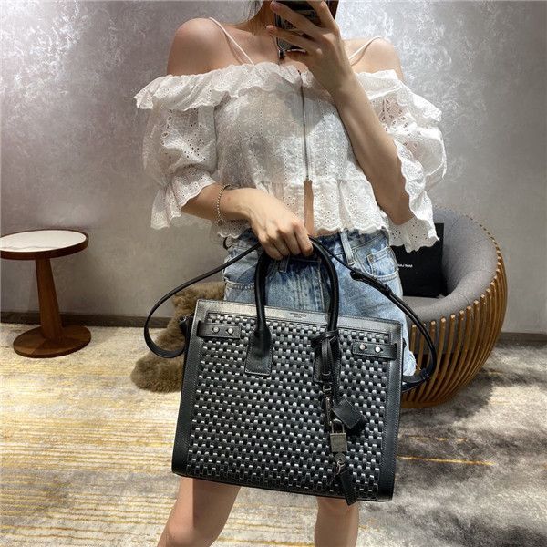 woven, pure hand woven, the cost is very high, the inner compartment can be taken out as a handbag can be used to carry
woven, pure hand woven, the cost is very high, the inner compartment can be taken out as a handbag can be used to carry